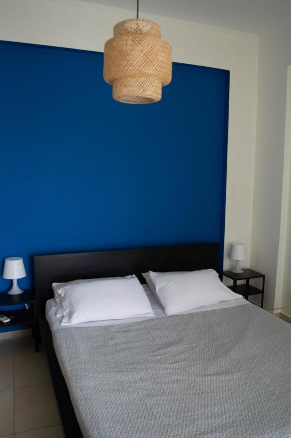 Blue And White Apartment Скиниас Екстериор снимка